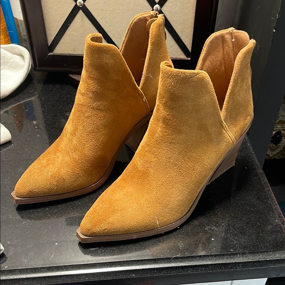 Tan Suede Ankle Boots with Pointed Toe and Elastic Panels
